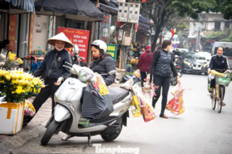 Hà Nội: Giá cả ổn định, sức mua giảm tại các chợ truyền thống dịp cúng ông Công ông Táo