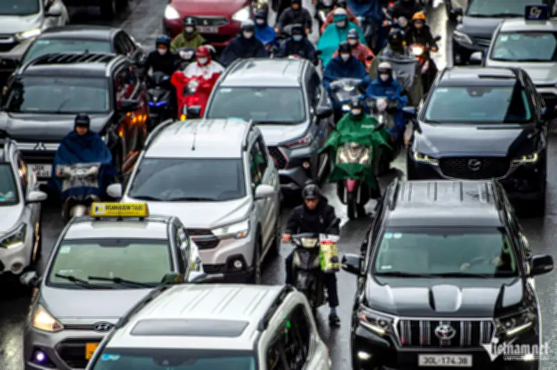 Hà Nội ùn tắc ngày cận Tết, người dân nhích từng mét trên đường