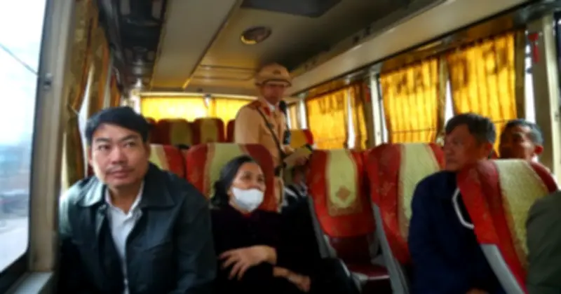 CSGT Hà Nội hóa trang hành khách để phát hiện xe ghép, ô tô hợp đồng trá hình