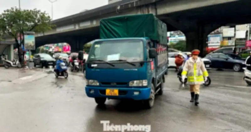 CSGT Hà Nội chặn xe tải vi phạm giờ cấm, giảm ùn tắc cửa ngõ cuối năm