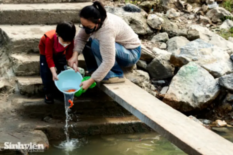Thanh niên Hà Nội thực hành văn minh trong lễ cúng ông Công ông Táo