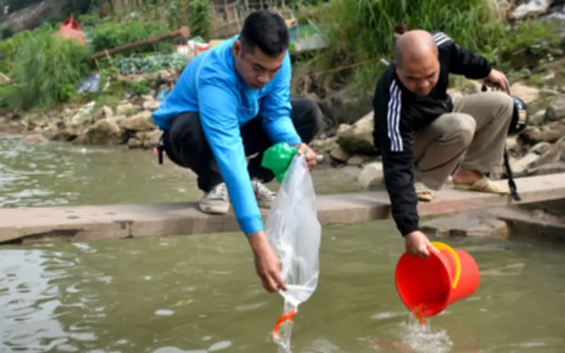 Đoàn viên Hà Nội hỗ trợ thả cá ông Công ông Táo, bảo vệ môi trường sông Hồng