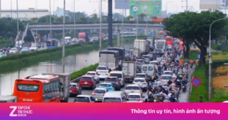 Cửa ngõ TP.HCM chật kín người về quê trong mưa trái mùa 24 tháng Chạp