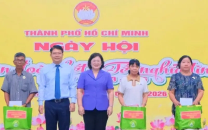 TP.HCM khánh thành tuyến đường đèn năng lượng mặt trời và tổ chức ngày hội Xuân đoàn kết