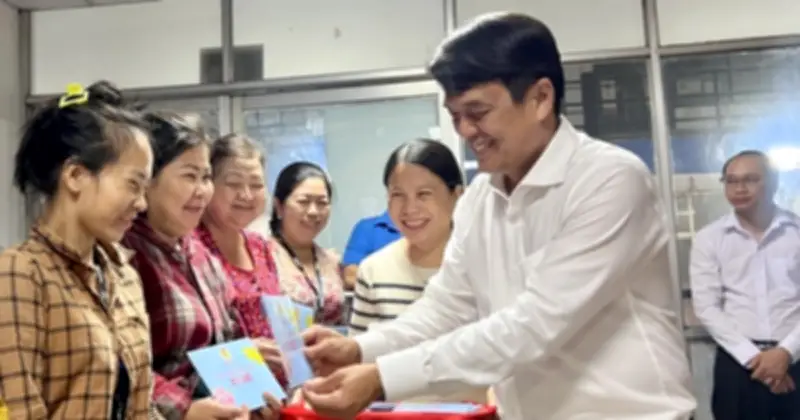 Lãnh đạo Liên đoàn Lao động TP.HCM thăm và tặng quà Tết cho công nhân PouYuen