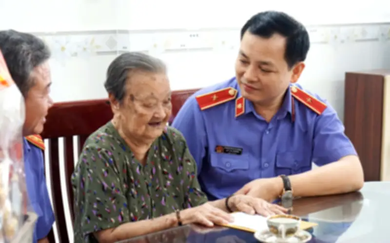 Lãnh đạo Viện KSND TP.HCM thăm hỏi, chúc Tết Mẹ Việt Nam Anh hùng Nguyễn Thị Ở