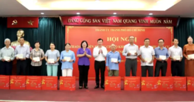 TP.HCM trao quà Tết Bính Ngọ 2026 cho 261 bí thư chi bộ tiêu biểu