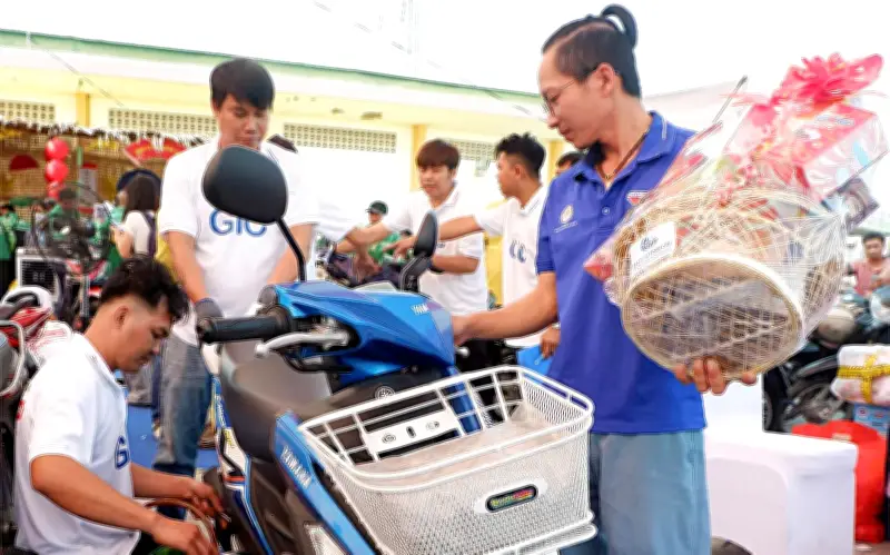 TP.HCM: Hỗ trợ công nhân xa quê kiểm tra xe, tặng quà Tết trước hành trình về nhà