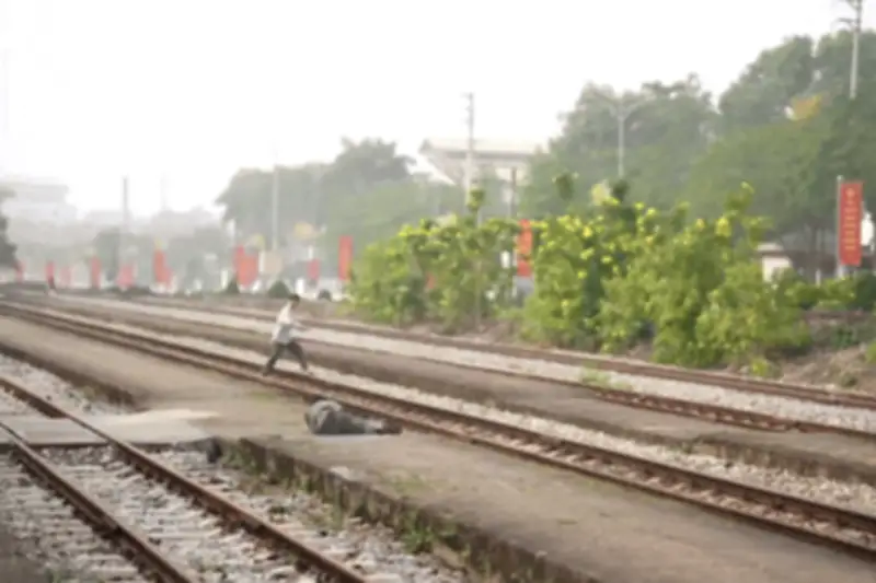 Khoảnh khắc thót tim: Người đàn ông thoát chết trong gang tấc trước mũi tàu hỏa