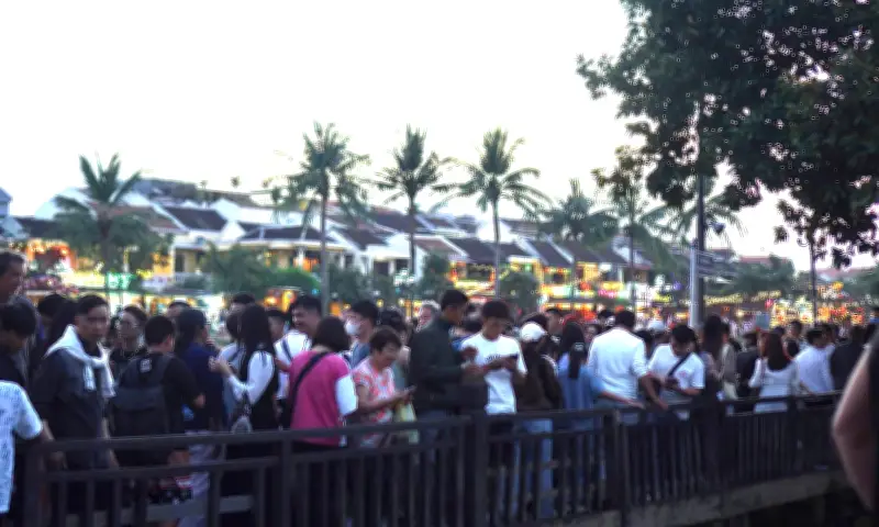 Hội An 'nghẹt thở' ngày đầu năm: Du khách chen chân giữa biển người