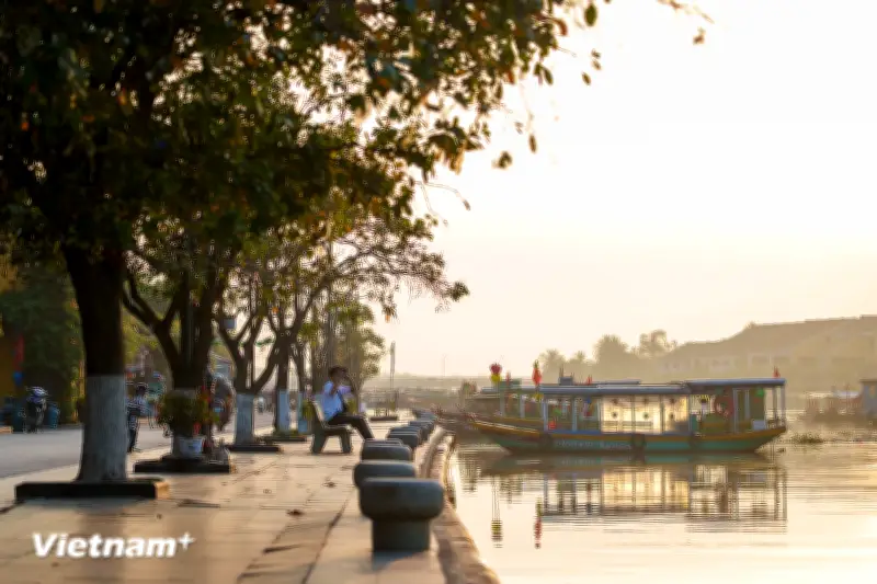 Hội An: Phố cổ bình yên hiếm hoi khi tạm gác lớp áo du lịch