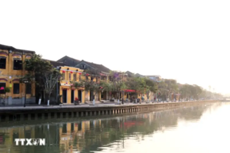 Hội An sáng sớm: Phố cổ thở khẽ trong không gian tĩnh lặng