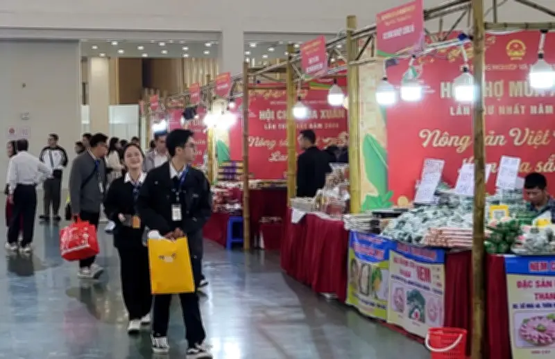 Hội chợ mùa xuân: Khách quốc tế ấn tượng với Việt Nam giàu bản sắc, năng động