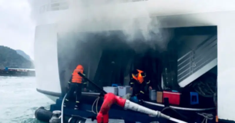 Hải Phòng: Dập tắt cháy tàu du lịch nghỉ đêm tại Cát Bà, 15 người an toàn