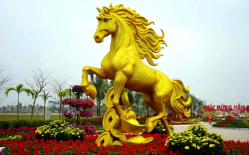 Hải Phòng rực rỡ đường hoa đón Tết Bính Ngọ 2026 với linh vật ngựa vàng
