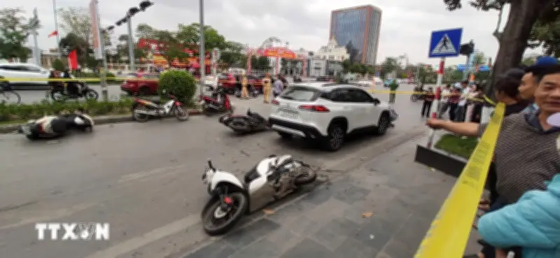 Hải Phòng: Xe điện húc văng 15 xe máy, hàng chục người bị thương