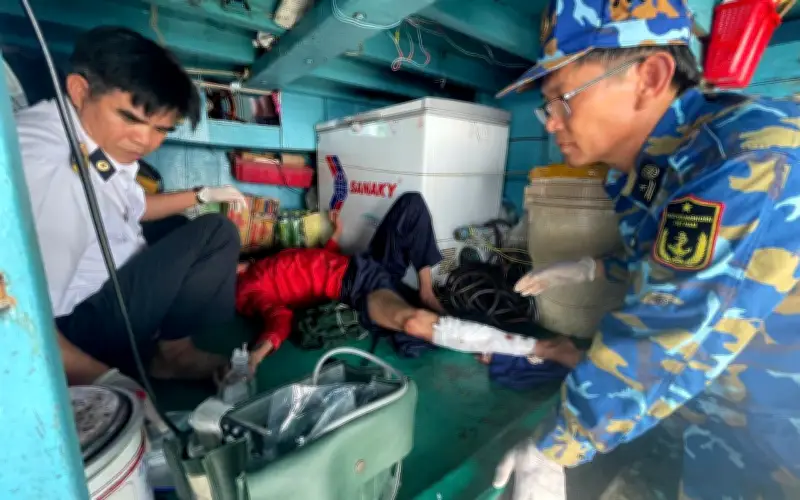 Hải quân cấp cứu ngư dân bị nạn trên biển từ nhà giàn DK1/10