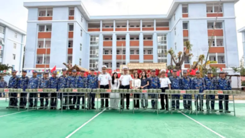 Hải quân Vùng 4 tổ chức hội thi gói bánh chưng truyền thống đón Tết tại Cam Ranh