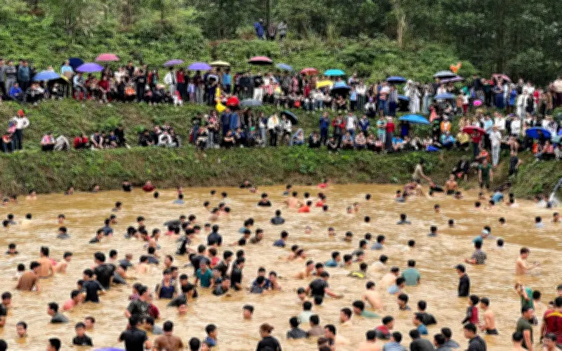 Hội Thi Bắt Cá Bằng Tay Không Sôi Động Trong Lễ Hội Lồng Tông Tại Tuyên Quang