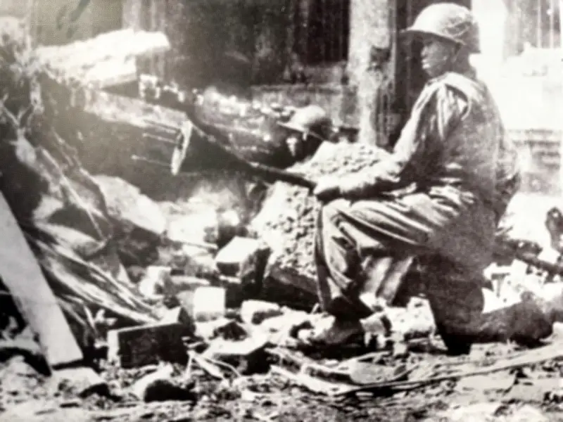 Hồi Tưởng Ngày Toàn Quốc Kháng Chiến: Hình Ảnh Chiến Sĩ Ôm Bom Ba Càng Tại Bảo Tàng