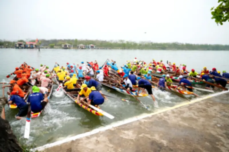 Hội Đua Ghe Truyền Thống Làng Triều Sơn Đông Sôi Động Trên Sông Hương
