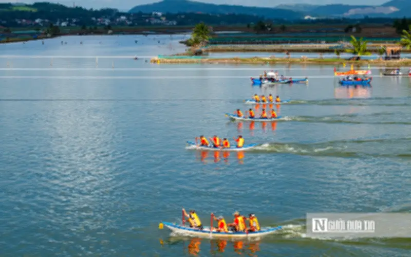 Hội đua thuyền truyền thống đầm Ô Loan sôi động với 8 đội tranh tài