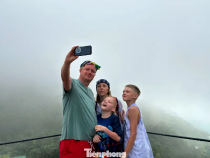 Hải Vân Quan Chìm Trong Biển Mây, Hút Hàng Ngàn Du Khách Ghé Thăm