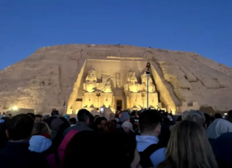 Hiện tượng Mặt Trời thẳng hàng tại Ai Cập thu hút hàng trăm du khách