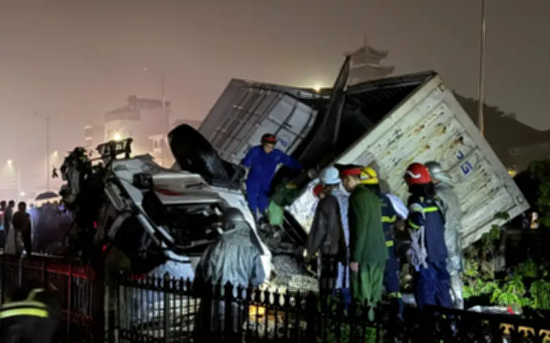 Hiện trường vụ tàu hỏa húc văng ô tô tại Hà Nội: Tai nạn giao thông đường sắt nghiêm trọng