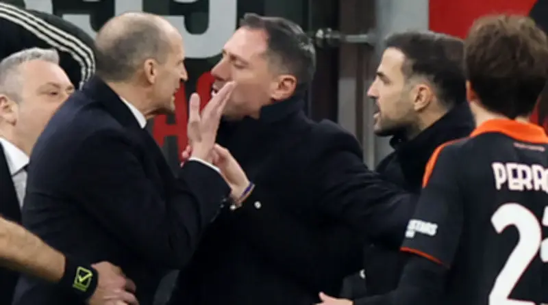 HLV Allegri Mắng Fabregas Là 'Đồ Trẻ Con' Sau Tranh Cãi Kéo Áo Cầu Thủ