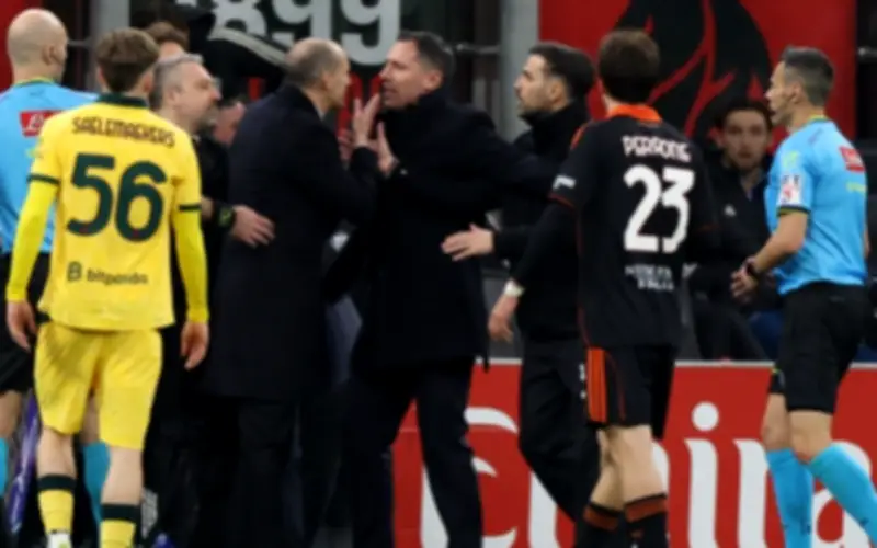 HLV Allegri nổi giận, mắng Fabregas 'đồ trẻ con' sau hành động phi thể thao