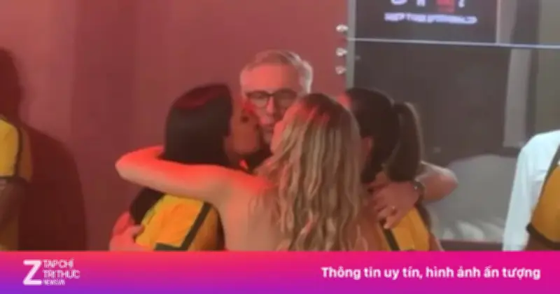 HLV Ancelotti gây sốt khi nhận nụ hôn từ 3 cô gái tại lễ hội Carnival Brazil