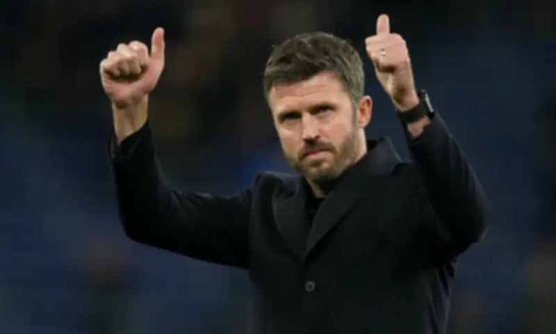 HLV Carrick: 'Giữ sạch lưới quan trọng không kém ghi bàn' sau chiến thắng Man Utd