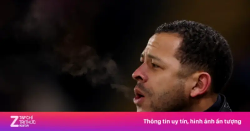 HLV Chelsea Liam Rosenior sống tạm khách sạn, toàn tâm cho sự nghiệp cầm quân