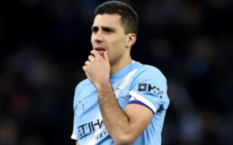 HLV Guardiola thừa nhận sai lầm khi vội vàng đưa Rodri trở lại sân cỏ