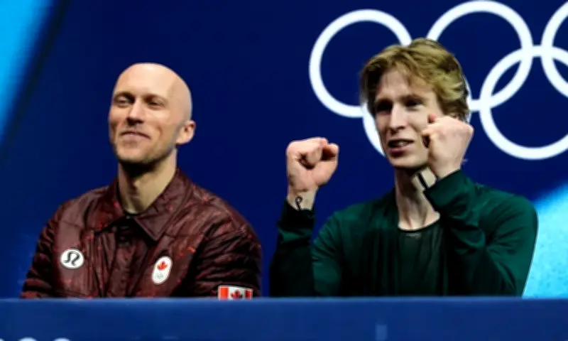 HLV Pháp gây sốt Olympic mùa Đông với màn thay đồng phục chớp nhoáng cho 16 VĐV