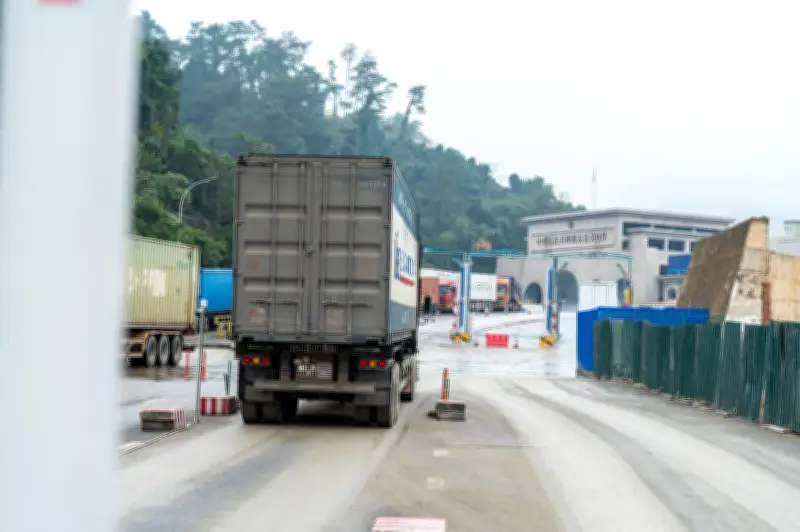 Hơn 1.400 phương tiện thông quan hàng hóa qua cửa khẩu Lạng Sơn dịp Tết Nguyên đán