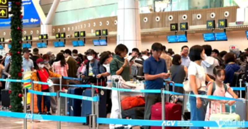 Hơn 170.000 khách đổ bộ sân bay Tân Sơn Nhất lập đỉnh ngày mùng 4 Tết