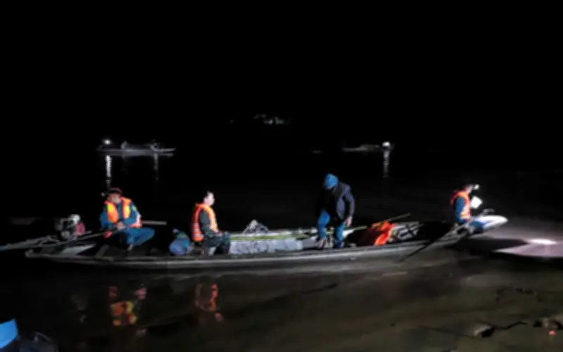 Hơn 200 người xuyên đêm tìm kiếm 2 nạn nhân mất tích sau vụ lật đò trên sông Gianh