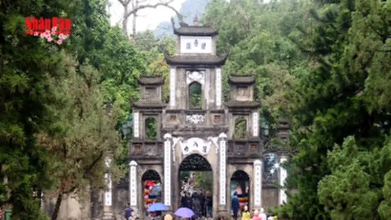 Hơn 25.000 Lượt Du Khách Đổ Về Chùa Hương Trong Hai Ngày Đầu Năm Mới