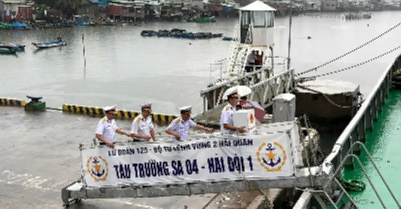 Hơn 4.500 Cử Tri TPHCM Bầu Cử Sớm, Hải Quân Đưa Phiếu Ra Biển