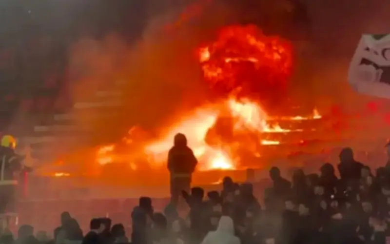 Hỗn loạn tại Derby Serbia: Khán đài bốc cháy, trận đấu tạm dừng