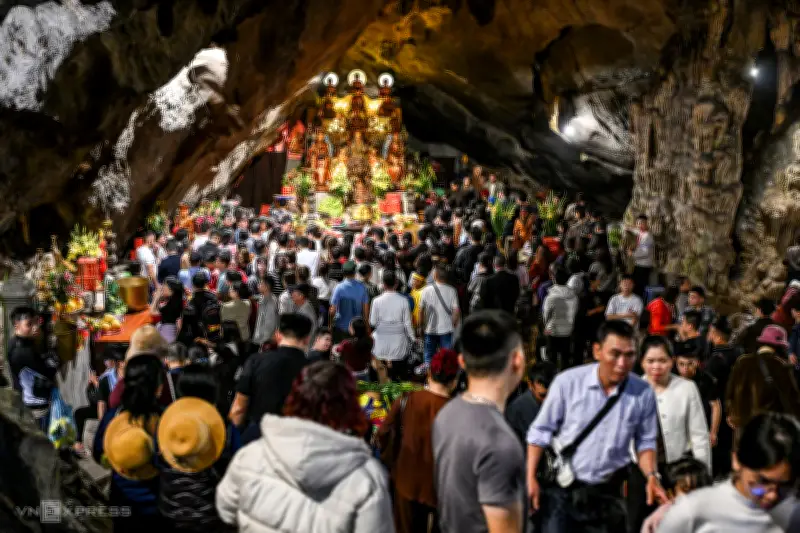 Hàng chục nghìn người đổ về chùa Hương khai hội đầu xuân 2026