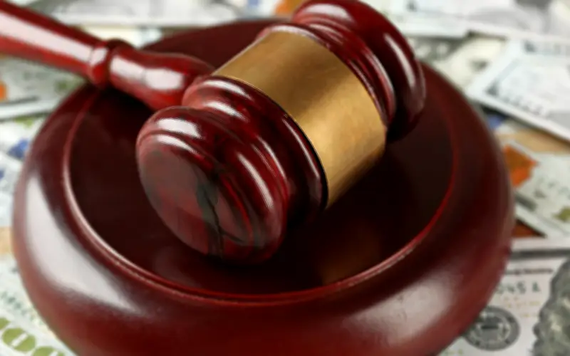 Hàng loạt công ty chứng khoán và bất động sản bị phạt nặng vì vi phạm công bố thông tin