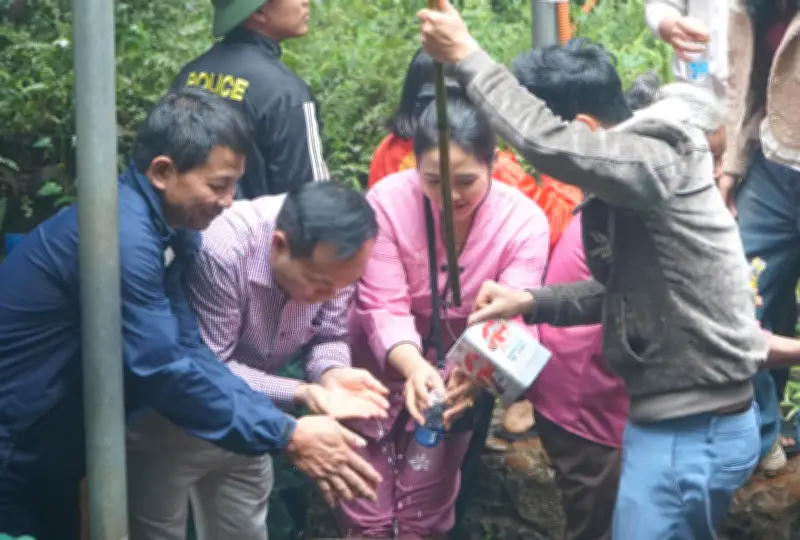 Hàng nghìn du khách đội mưa lên huyệt đạo thiêng Am Tiên xin 'nước tiên' cầu may