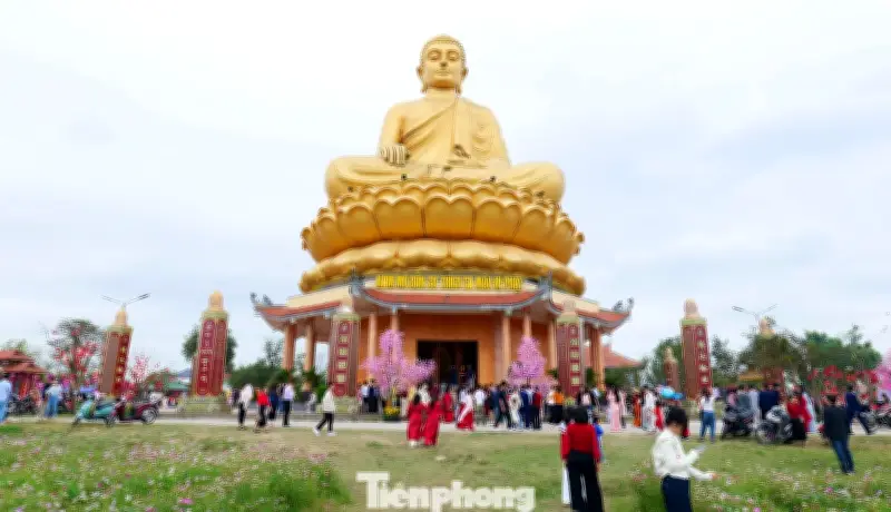 Hàng nghìn du khách nô nức hành hương về chùa Phúc Lạc đầu xuân Bính Ngọ