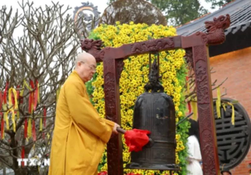 Hàng Nghìn Du Khách Đổ Về Ninh Bình Tham Dự Lễ Khai Hội Chùa Bái Đính