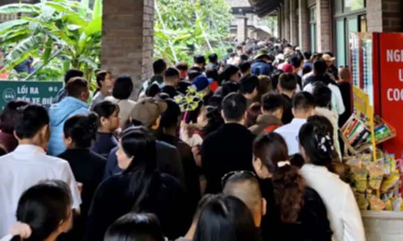 Hàng nghìn du khách xếp hàng dưới mưa vào điểm du lịch mới Thung Ui tại Ninh Bình