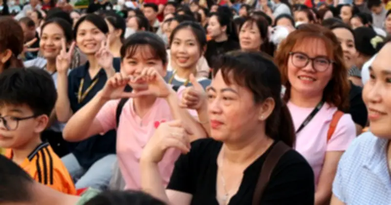 Hàng nghìn lao động TPHCM trở lại làm việc sau Tết, nhận lì xì và thưởng hậu hĩnh