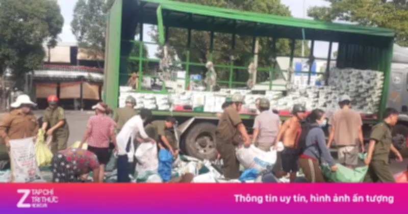 Hàng Nghìn Lon Bia Rơi Xuống Đường Ở TP.HCM, Người Dân Nhiệt Tình Hỗ Trợ Thu Gom